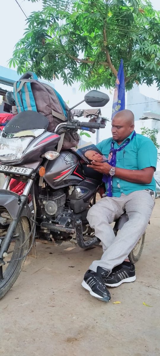 RSPraveenSwaero's tweet photo. తెలంగాణలో బహుజనరాజ్య స్థాపన కేవలం శుష్క నినాదమో లేక ఠక్కరి పిట్టకథనో కాదు. ఒక దోపిడి, పీడన,వివక్షలేని జ్ఞాన సమాజాన్ని నిర్మించాలన్న ధృడ సంకల్పం. అందుకే దివ్యాంగుడైనప్పటికీ,మొక్కవోని పట్టుదలతో  ఈ ధర్మచక్ర ��ాంటి లక్షల మంది సైనికులు రాత్రింబవళ్లు శ్రమిస్తున్నరు. #NeelTelangana #bsp https://t.co/NfojQTLxpJ
