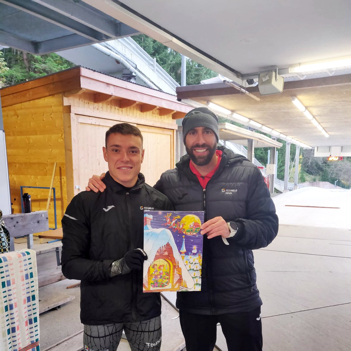 fedhielo's tweet photo. 𝐄𝐋 𝐓𝐀𝐋𝐄𝐍𝐓 𝐓𝐄𝐀𝐌 𝐃𝐄 𝐒𝐊𝐄𝐋𝐄𝐓𝐎𝐍 𝐕𝐔𝐄𝐋𝐕𝐄 𝐀𝐋 𝐇𝐈𝐄𝐋𝐎 ❄️

@adrirodriguez14, Ana Torres-Quevedo y @Alberto96_pg han cerrado hoy una concentración de cinco días en Innsbruck 🇦🇹, bien guiados por coach @AnderSkeleton 

#ViveElHielo #skeletonTeamESP #skeleton https://t.co/jzbGSPzXF1