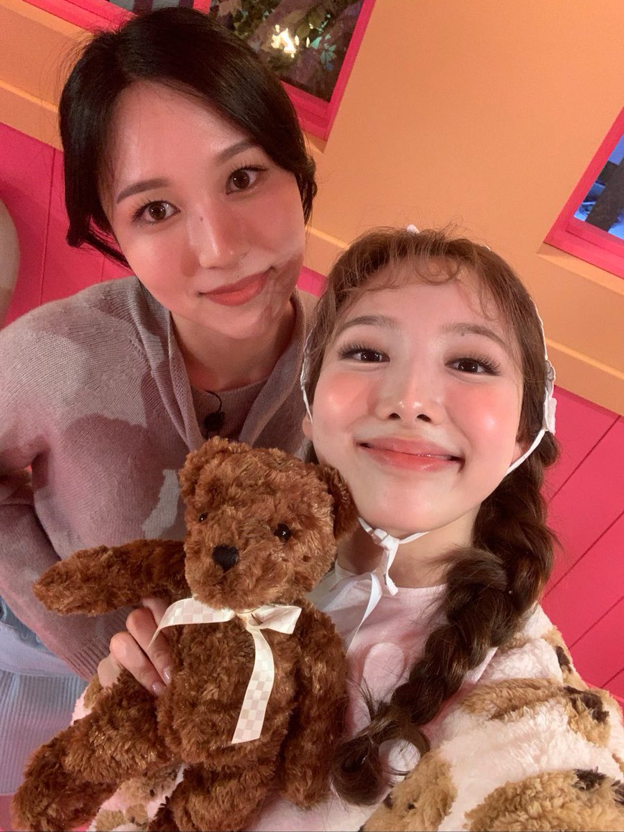 inyloml_'s tweet photo. sabi na eh may minayeon selca https://t.co/cnFTPy41se