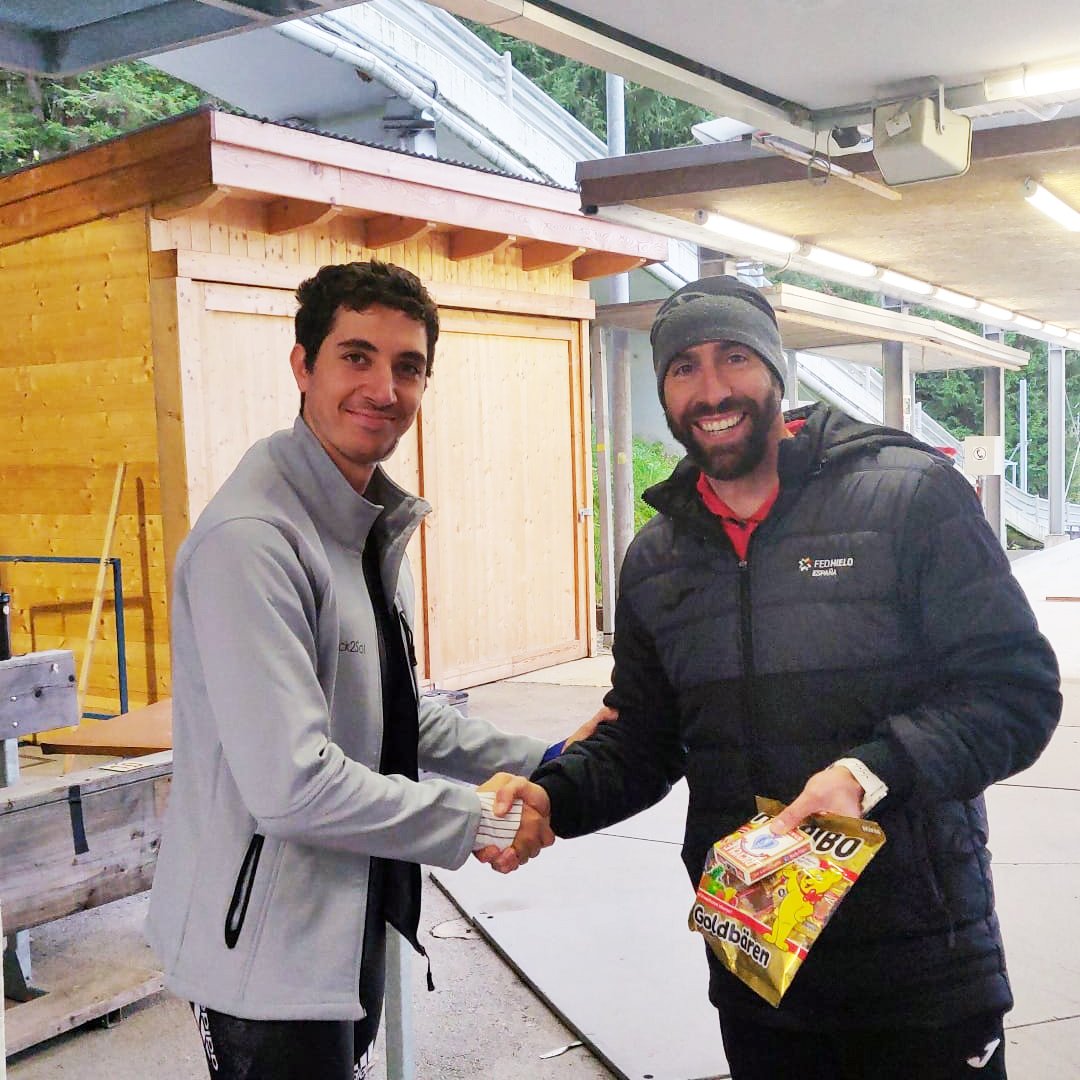 fedhielo's tweet photo. 𝐄𝐋 𝐓𝐀𝐋𝐄𝐍𝐓 𝐓𝐄𝐀𝐌 𝐃𝐄 𝐒𝐊𝐄𝐋𝐄𝐓𝐎𝐍 𝐕𝐔𝐄𝐋𝐕𝐄 𝐀𝐋 𝐇𝐈𝐄𝐋𝐎 ❄️

@adrirodriguez14, Ana Torres-Quevedo y @Alberto96_pg han cerrado hoy una concentración de cinco días en Innsbruck 🇦🇹, bien guiados por coach @AnderSkeleton 

#ViveElHielo #skeletonTeamESP #skeleton https://t.co/jzbGSPzXF1