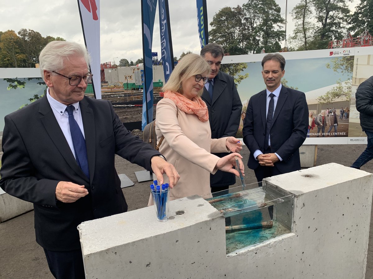 hautsdefrance's tweet photo. La première pierre du chantier de construction du futur centre aquatique de #Lens a été posée ! Un futur complexe financé par la Région #hautsdefrance dans le cadre de son plan #NagerHDF ⏩ https://t.co/kM57MfJtEB 🔜 Ouverture prévue en Juillet 2023 ! https://t.co/3TDo1OMHoH