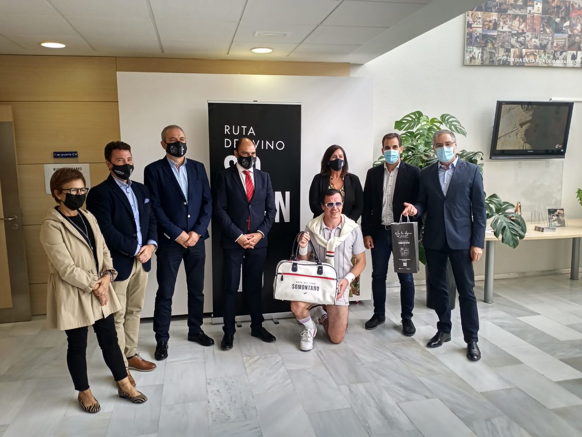 Esta mañana @rvsomontano ha presentado la acción #notedejeselvino en la que colaboramos junto a <a href="/Huesca_LaMagia/">Huesca La Magia</a>. Nuestro Presidente ha querido destacar que un vino es "para disfrutar, porque es vida". 🍷Como industria de la felicidad allí estamos colaborando en construir esa vida