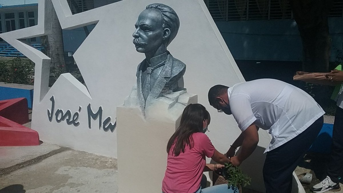 Honor a quien honor merece  🇨🇺 una planta de rosas blancas para el Apóstol #FEUdeCuba
<a href="/Karli_SantanaR/">Karla Santana</a> @alexis_lobaina <a href="/MarlaViera1/">Marla Viera</a> @armandoacruz