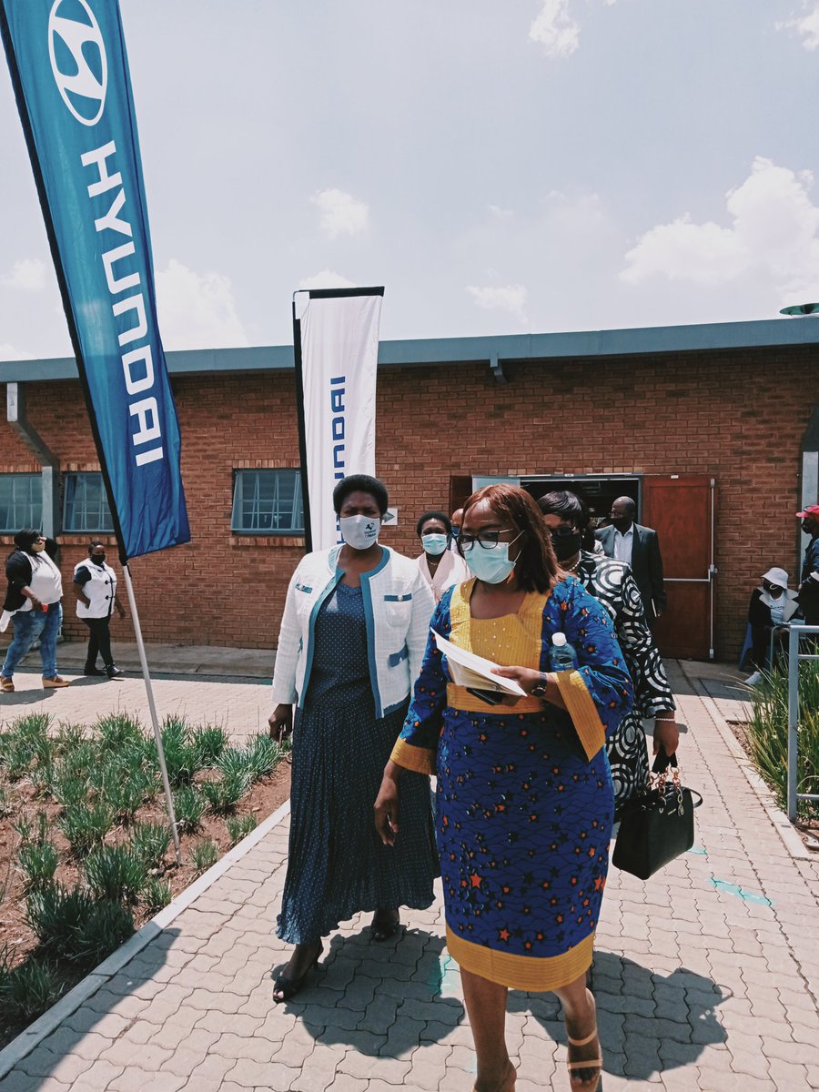 ukhambatrust's tweet photo. Hyundai library no 9 handed over to Abram Hlophe primary school in Katlehong.
"A reading nation is a winning nation"
Congratulations 🎆
@HyundaiSA @Imperial_Logist @EducationGP1 @DBE_SA https://t.co/IdYbjyInpB