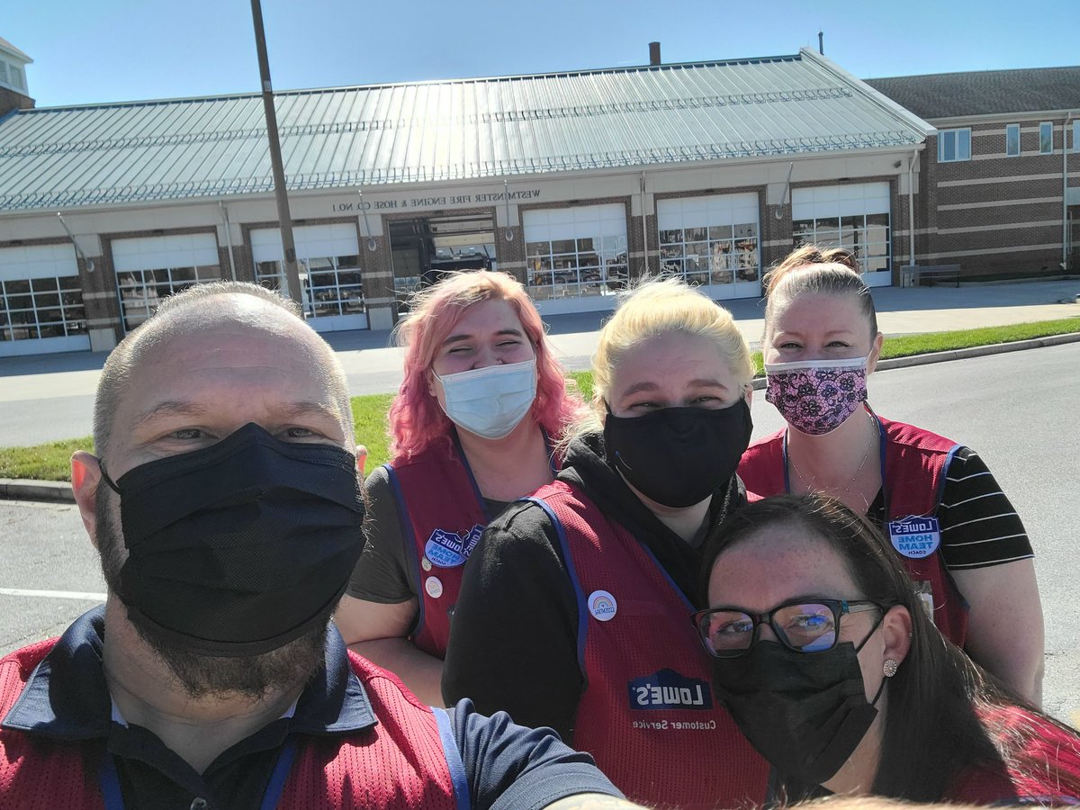 Went around Westminster today to give a HUGE LOWE'S THANK YOU!! to our First Responders in the area with signed Thank You cards, gifts and snacks! Thank You for all You Do !!
#BuildThanks
<a href="/Curt_Byrum/">Curt Byrum</a> <a href="/BenitoKomadina/">Benito.Komadina@Lowes</a> <a href="/TomMill47102906/">Tom Miller</a> <a href="/MattKovacs12/">Matt Kovacs</a> <a href="/BubaR9/">Buba</a> @LauraG813R1 @Deanna0568
