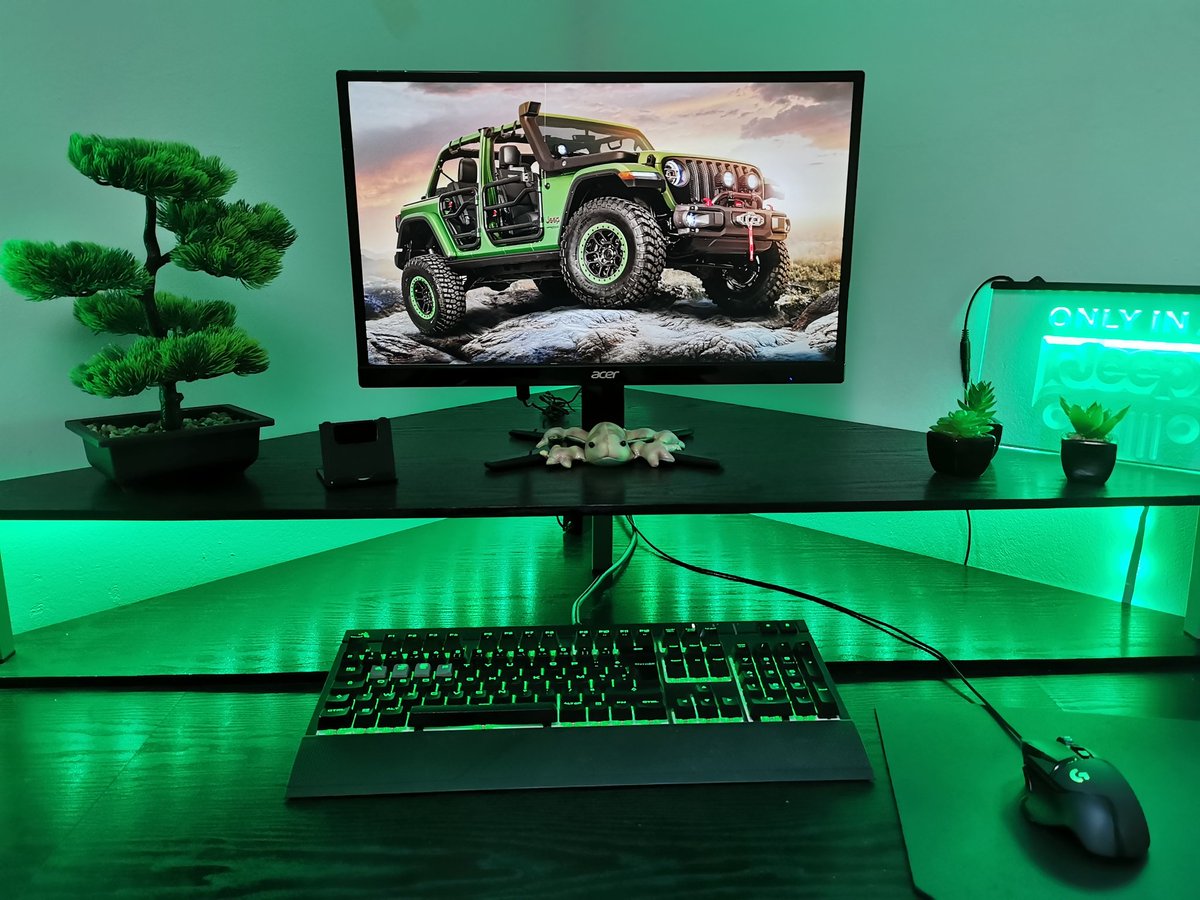evarchery's tweet photo. My gaming setup 🐍💚🍀🌱
@Jeep @JeepFrance #jeep #setup #computer #GamingSetup #gaming #green https://t.co/8EDR2JzObO