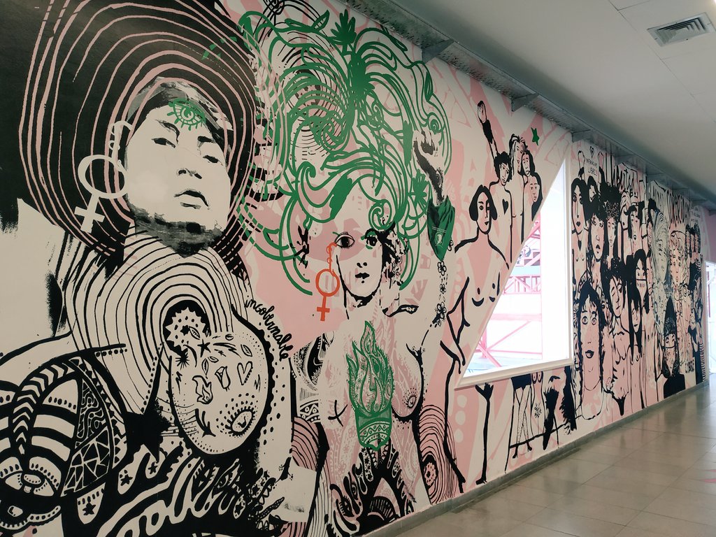 "Soy mujer. Y un entrañable calor me abriga cuando el mundo me golpea. Es el calor de las otras mujeres, de aquellas que hicieron de la vida este rincón sensible, luchador, de piel suave y corazón guerrero". Alejandra Pizarnik