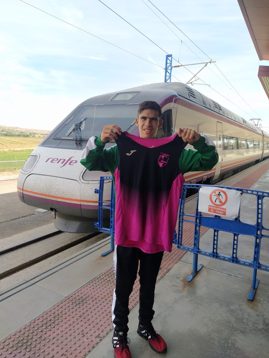 DOS DESTINOS HOY

A #rumania🇷🇴 con un programa deportivo-educativo <a href="/ErasmusPlus_pro/">International education projects</a> han volado Jony, Juan y Vicente junto a Patricia como referencia. Gracias a @aktivekosmos y @actividades_arkhe  por esta oportunidad

A #Torrevieja Juanma a la concentración <a href="/FEDDI_DI/">FEDDI</a> Atletismo