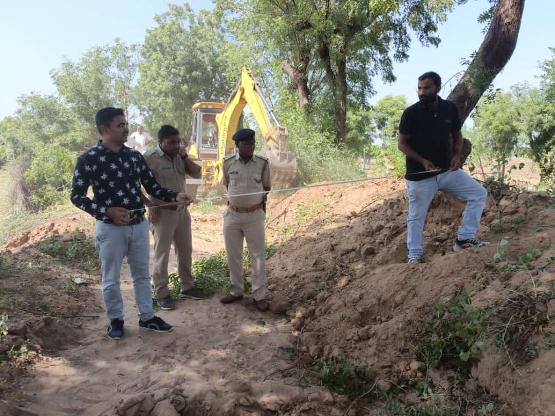 ટીમ થરાદ સેદલા ગામ રસ્તા ની દબાણ દૂર ની કામગીરી