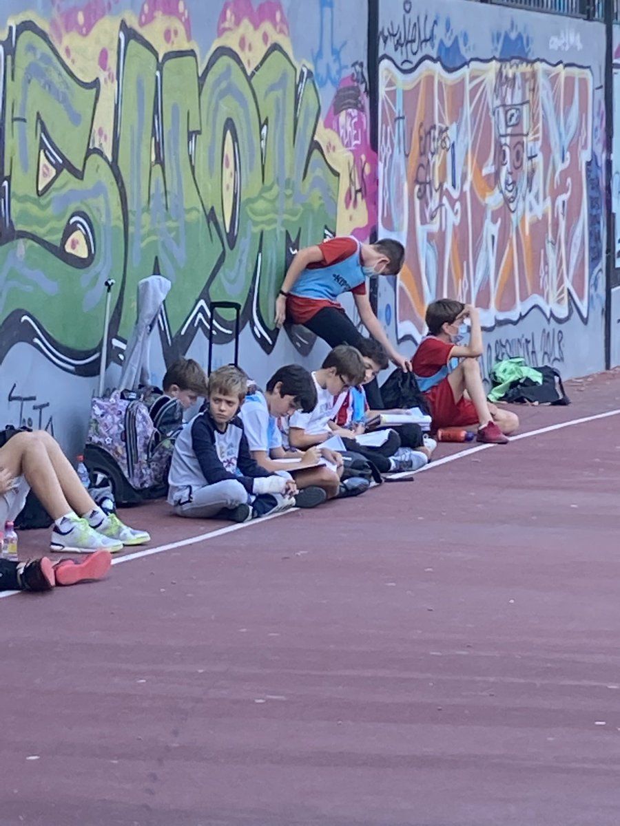 Bvegag's tweet photo. @MADRID a ver si podéis hacer algo con la suciedad de las canchas de Pradillo. Desde luego los peques pueden con todo… y hasta estudian en los descansos… pero está que da pena. https://t.co/nK4DMxDnhB