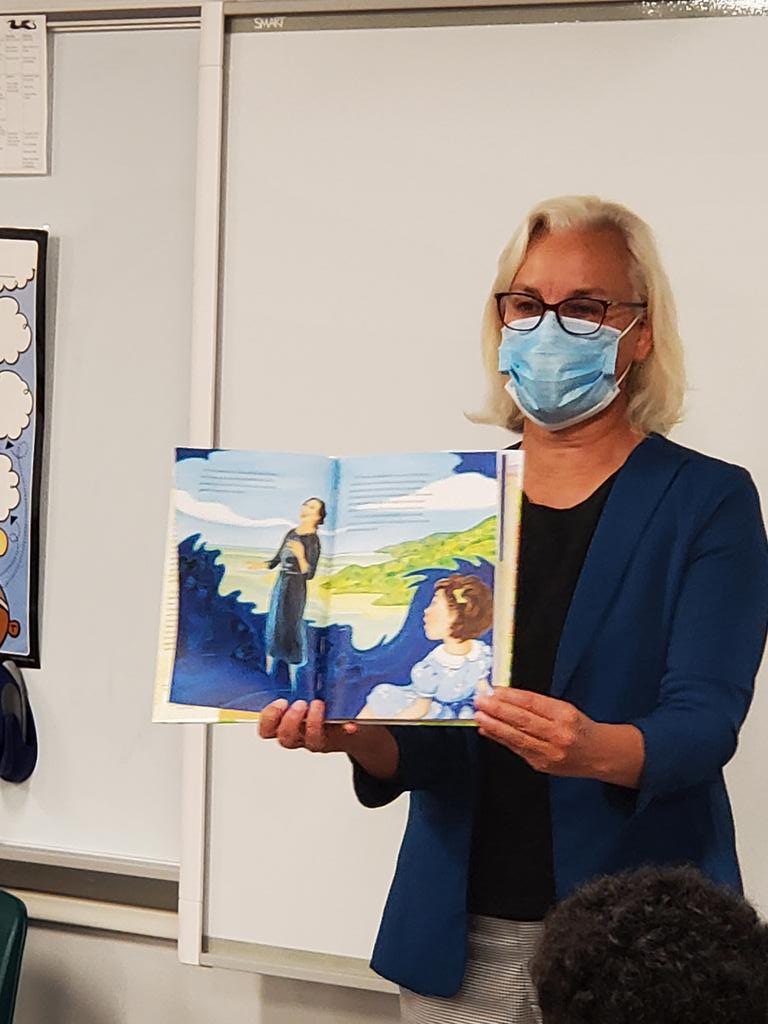 Thank you to APS SB Chair Dr. Kanninen for participating in Drew's Elementary's Hispanic Heritage Read In.  Our fourth grade appreciated hearing Justice Sonia Sotomayor's book Turning Pages:My life  Story. <a target='_blank' href='http://twitter.com/BarbaraKanninen'>@BarbaraKanninen</a> <a target='_blank' href='http://twitter.com/APSVaSchoolBd'>@APSVaSchoolBd</a> <a target='_blank' href='http://twitter.com/Gaither_Tracy'>@Gaither_Tracy</a> <a target='_blank' href='http://twitter.com/CMooreAPS'>@CMooreAPS</a> <a target='_blank' href='http://twitter.com/APSLibrarians'>@APSLibrarians</a> <a target='_blank' href='https://t.co/VQVF42FEjP'>https://t.co/VQVF42FEjP</a>
