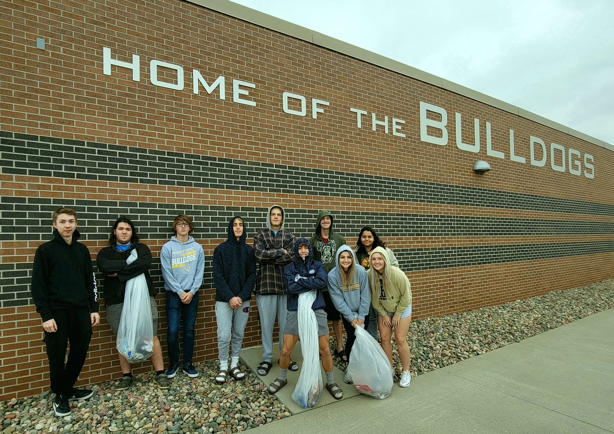 AlexOliver9's tweet photo. Thank you to my Advisory students for picking up trash outside of the school. As for the rest of you, stop being bums and throw your litter away.  #weRriverside https://t.co/Ebf0QcuKh9