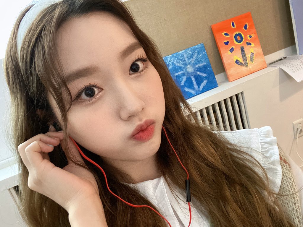 gowonyim's tweet photo. i listen to a song when i think of orbits 🎧 . ˚ ♡‧₊˚⋅ ⊰ https://t.co/8kiAZfDnGS