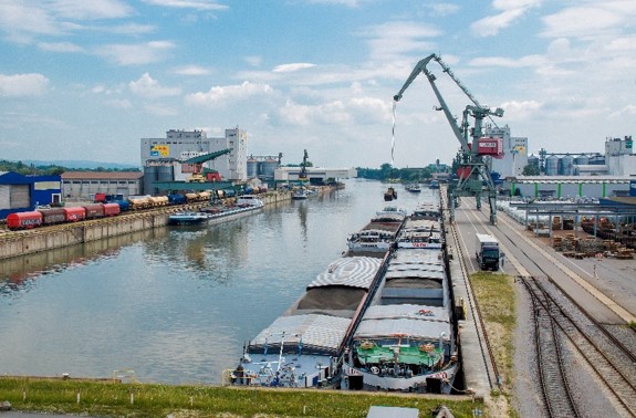 cinea_eu's tweet photo. We helped improve the #port of #Regensburg #Bayern #Germany to allow for better #comodality between #water / #road / #rail

#DotheRightMix transport needs to mix modes to lower emissions and improve efficiency!

https://t.co/FtAeYjxsG5

#EUYearofRail #EU #CEFTransport https://t.co/WcbXzIj9aM