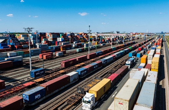 cinea_eu's tweet photo. We helped improve the #port of #Regensburg #Bayern #Germany to allow for better #comodality between #water / #road / #rail

#DotheRightMix transport needs to mix modes to lower emissions and improve efficiency!

https://t.co/FtAeYjxsG5

#EUYearofRail #EU #CEFTransport https://t.co/WcbXzIj9aM