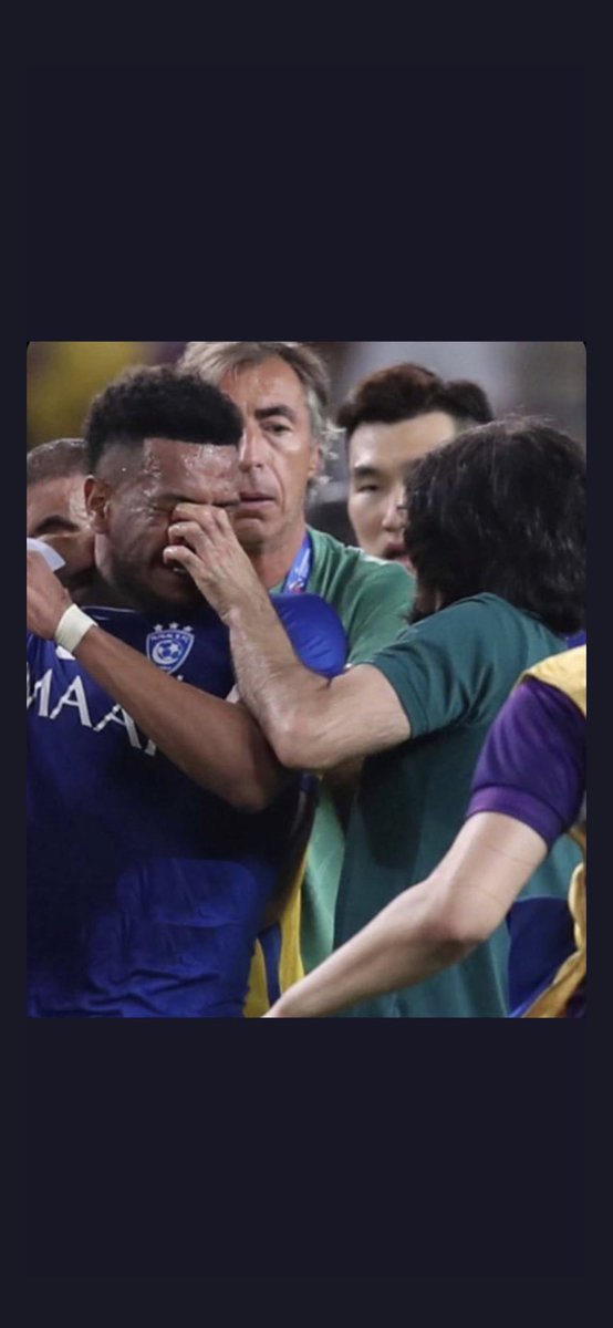 um_jaf's tweet photo. @krzh_t @aboazaz05 @ali99i حركة يد اللاعب حسين عبد الغني على عيون لاعب الهلال علي البلهي اليامي https://t.co/vk9c4Bezsn