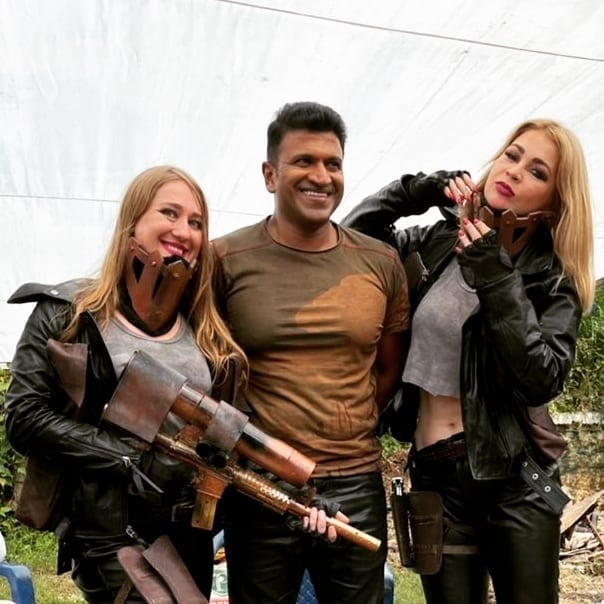 ott_release's tweet photo. #PuneethRajkumar from #James song shoot.
Annabond vibes 🔥🔥🔥

#KingAPPU #BoloBoloJames
#James #BoloBoloJames #KingAppu #Dvitva
@PuneethRajkumar #Appu #Appu34 #Appu33 #Annabond #PuneethFC https://t.co/01tcCwMLrL