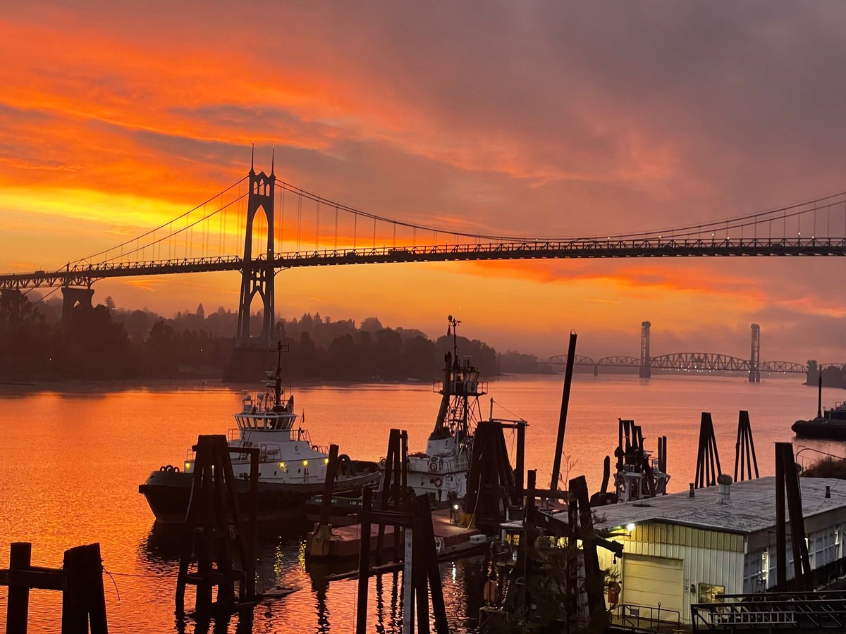 FossMaritime's tweet photo. Good morning sunshine! Taken yesterday morning from our Columbia Snake River region office in Portland! 
📸: Robin Pitt
#fossmaritime #isailwithfoss #alwayssafe #alwaysready https://t.co/C1Meirxd6i