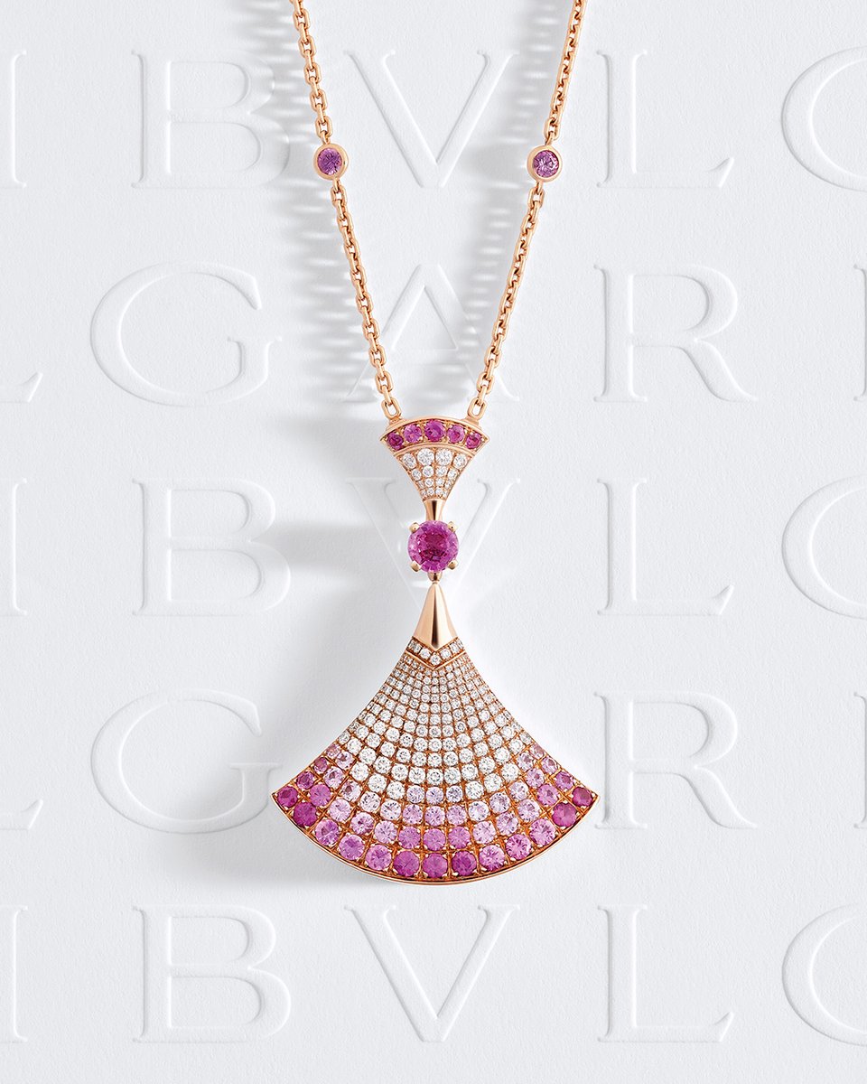 Bulgariofficial's tweet photo. Music sensation #Lisa channels the spirit of the diva stacking these #DivasDream Divina necklaces. #Bvlgari explores color — like the pink hues of 46 round pink sapphires and 12 round rubies. https://t.co/obFBM45E8L #Bvlgari #BvlgariJewelry #DreamMagnificence #LifeIsMagnificent https://t.co/XxPtMs45uY