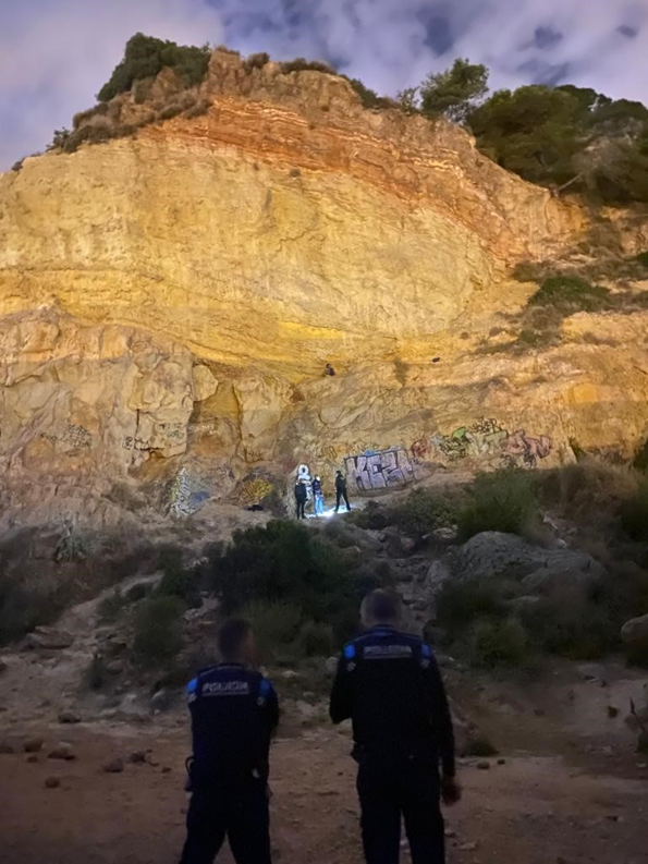 PortdeBarcelona's tweet photo. 👮Agents de la #PoliciaPortuària de Barcelona han localitzat aquesta matinada una persona accidentada a la falda de Montjuïc després de precipitar-se des d'una alçada de 12m. 

L'avís l'ha efectuat un camioner que ha escoltat crits d’auxili sense poder concretar l'origen. https://t.co/gFIHZtRuCZ