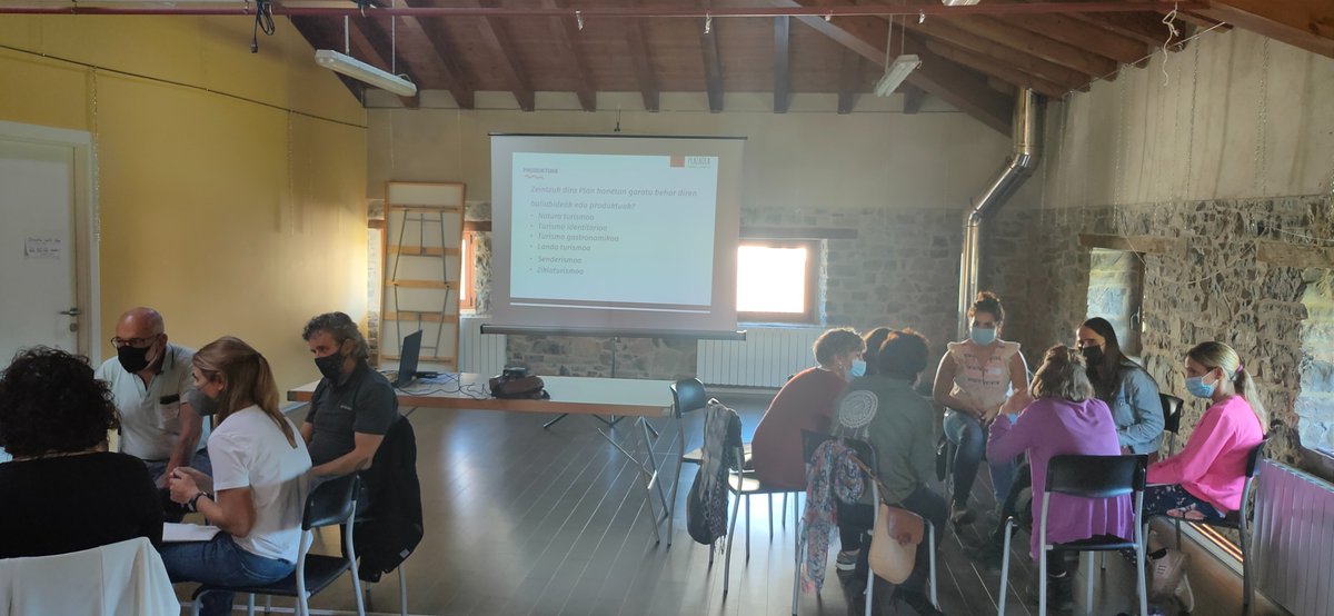 plazaola_org's tweet photo. El proceso participativo sobre la Estrategia Turística de #PLAZAOLA/#MENDIALDEA avanza. Ayer nos reunimos varios agentes en Jauntsarats para vincular el marco estratégico y las líneas de trabajo. Os esperamos en Leitza el día 28 de oct.
@gob_na @VisitNavarra, @plazaola_org #Emun https://t.co/bS82z4nUfA
