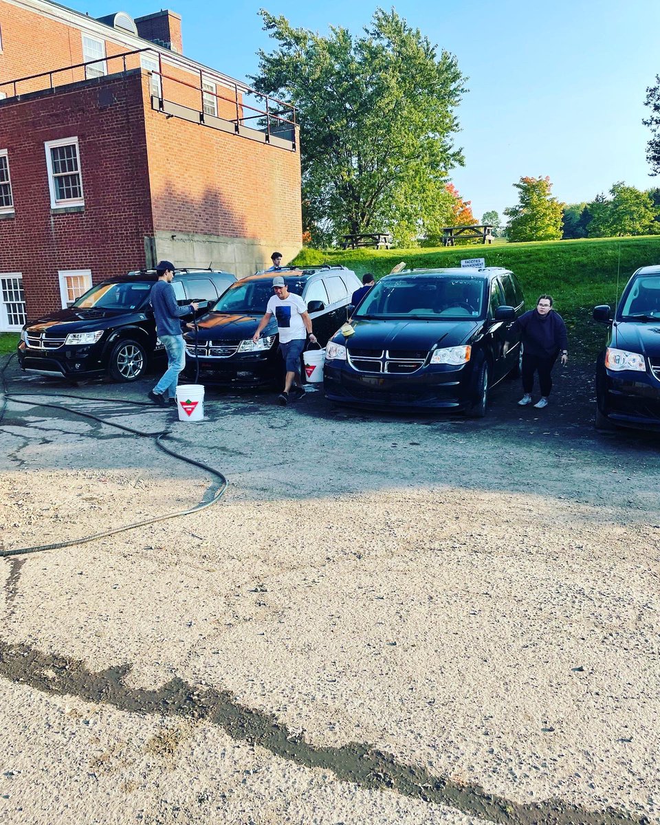 McKenna_Centre's tweet photo. Our Xaverian Leaders are fundraising for Nexos Comunitarios, one of #StFX’s service learning partners who do poverty relief work in Peru and whose efforts were hit hard by the pandemic. The XL help community members with odd jobs in exchange for donations! More info in comments https://t.co/dvUqV2zId7