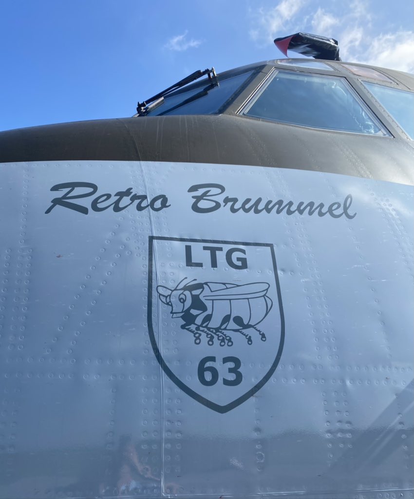 Team_Luftwaffe's tweet image. Last call für die #Retrobrummel. Vor wenigen Minuten landete die sonderlackierte C-160 #Transall 50+40 in #Roth. Hier wird sie Teil unserer neuen #Offizier|schule. Mach’s gut, #EngelderLuefte. #goodbyetransall
