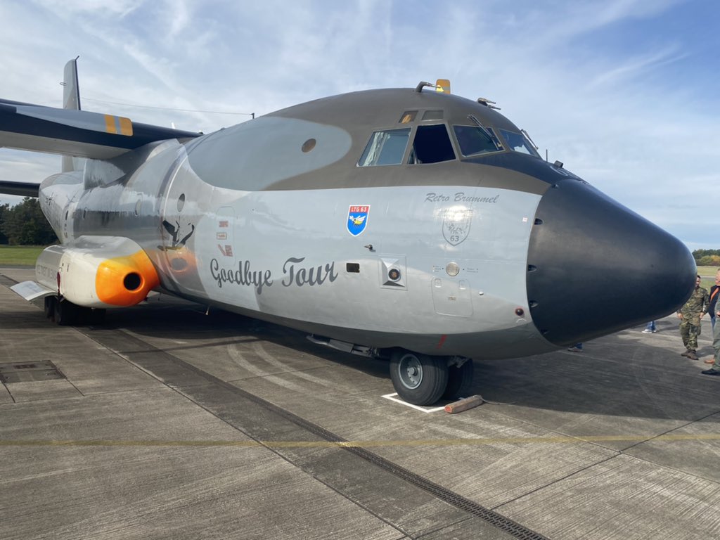 Team_Luftwaffe's tweet image. Last call für die #Retrobrummel. Vor wenigen Minuten landete die sonderlackierte C-160 #Transall 50+40 in #Roth. Hier wird sie Teil unserer neuen #Offizier|schule. Mach’s gut, #EngelderLuefte. #goodbyetransall