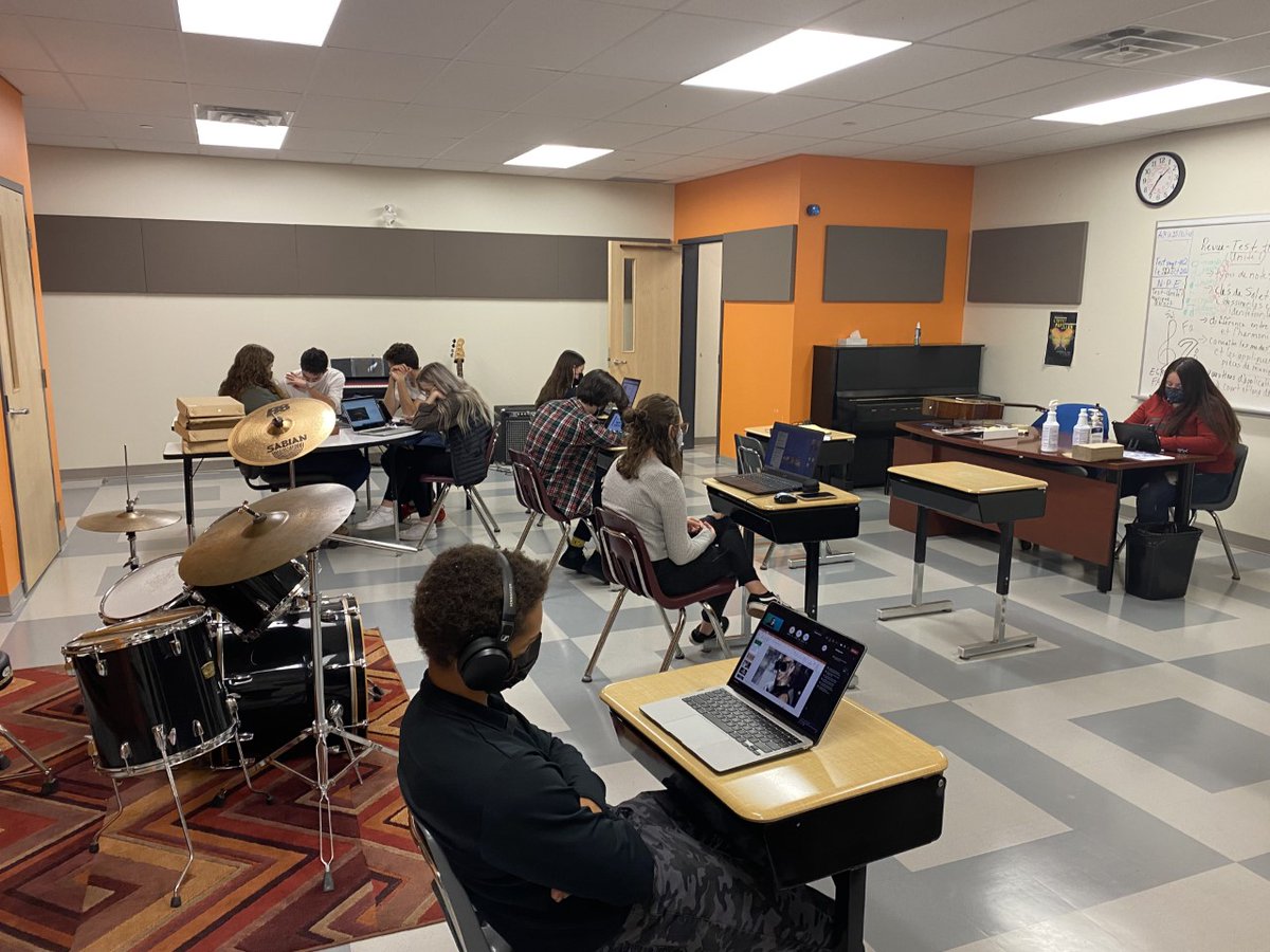 ESCEB_Mattawa's tweet photo. Les élèves de la 11e et 12e année ont participé à des ateliers en ligne sur leur avenir lors de la Foire provinciale des destinations postsecondaire #fpdp2021 qui offrait des options de collège, d'université, de métiers, de transitions/réussite et de lieu de travail. @DReussite https://t.co/hvmnq1apbG