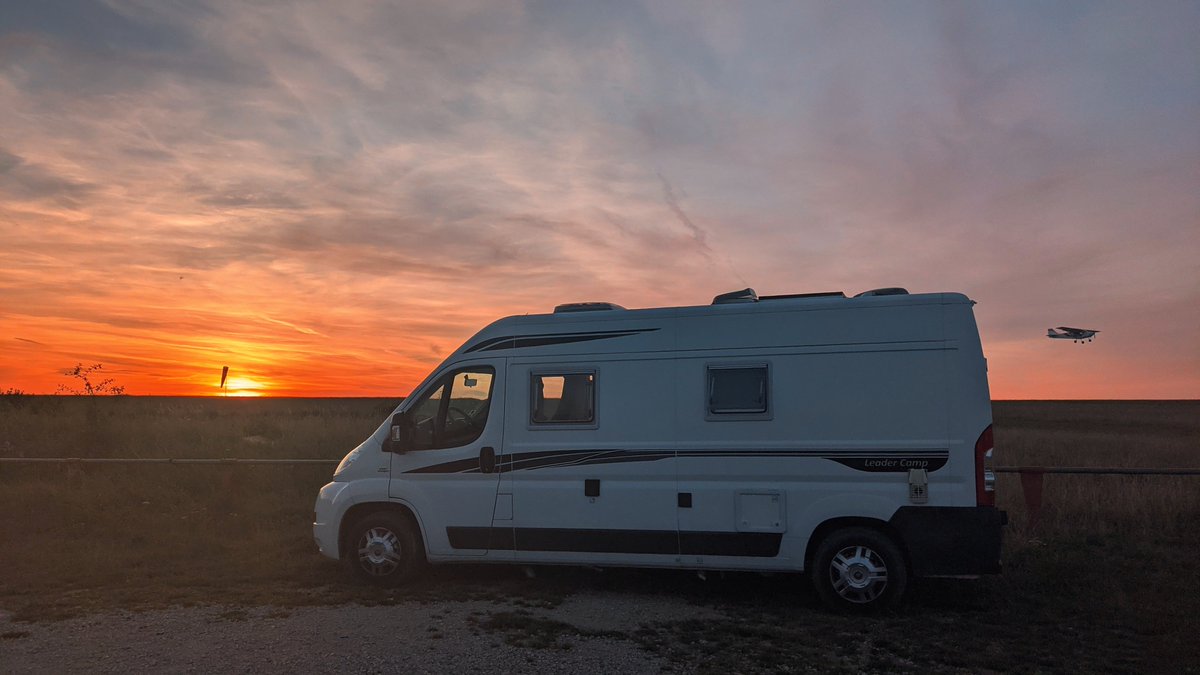 picodix's tweet photo. Life update: It's been a little over 6 months since I moved to a van (again)! Now living and working full time from "Paulette", a 2013 Fiat Ducato 🚐

Incredibly thankful to my employer @Proposales for being fully onboard with this rather unconventional lifestyle 🥰 https://t.co/a8of7W7oWc