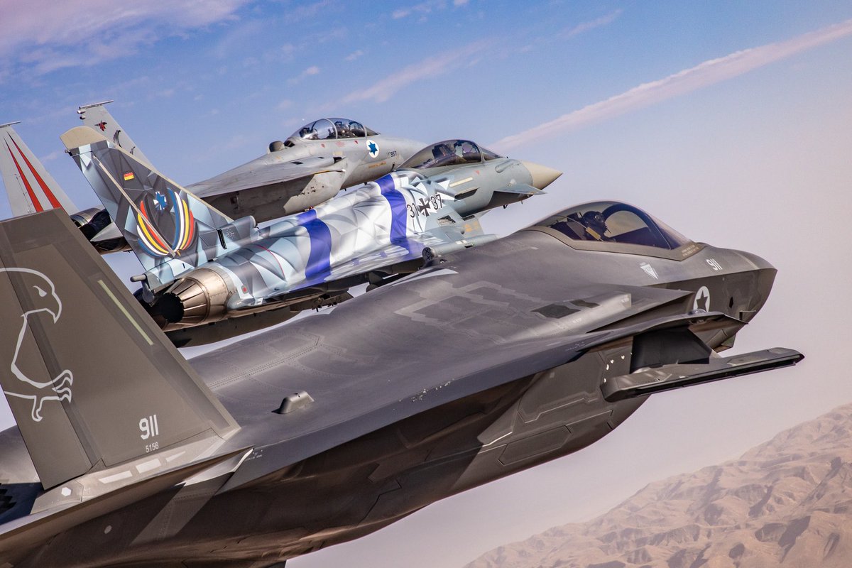 BMVg_Bundeswehr's tweet photo. Gestern haben wir ein Video gepostet, bei dem eine 🇮🇱 F-15 und ein 🇩🇪 #EagleStar Israel überflogen. Der Flug setzt gemeinsam ein Zeichen der Freundschaft und ist für die Zukunft ein Versprechen. 
Wie es zu diesem wunderbaren und bewegenden Moment kam: https://t.co/cJrWo1N3Nd https://t.co/OsDtOqNwmF