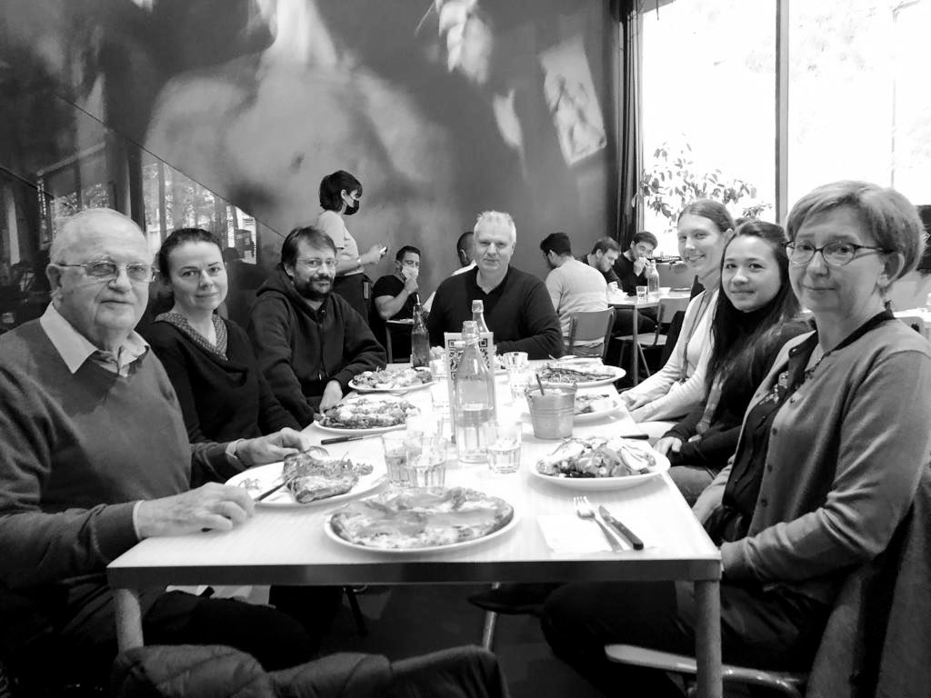 Celebrating our <a href="/IJMonod/">Institut Jacques Monod</a> soccer cup prize with the team! ⚽️🍕