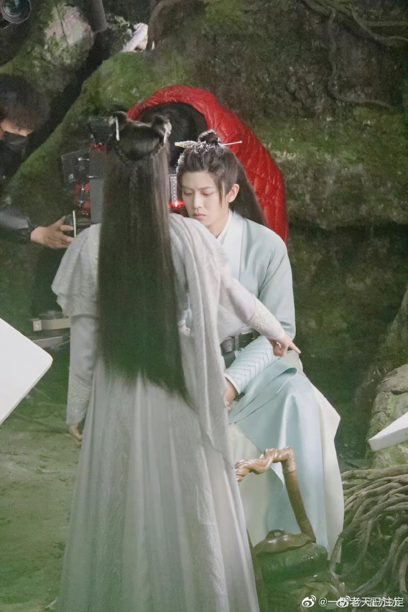 เพื่อให้เข้ากับบทบาทของตัวละครมากขึ้นก่อนการถ่ายทำ เขาต้องกินผักต้มทุกวัน หิวก็อดทน เขาไม่เคยบ่นอะไรเลย 

การถ่ายทำเริ่มขึ้นในฤดูหนาว เขาใช้เวลาอยู่ในถ้ำที่ร่มรื่นด้วยเท้าเปล่าและผ้าก๊อซเป็นเวลานานมาก เขาไม่เคยรู้สึกเสียใจ เขาไม่เคยบ่น แฟนคลับเท่านั้นที่รู้ (2)