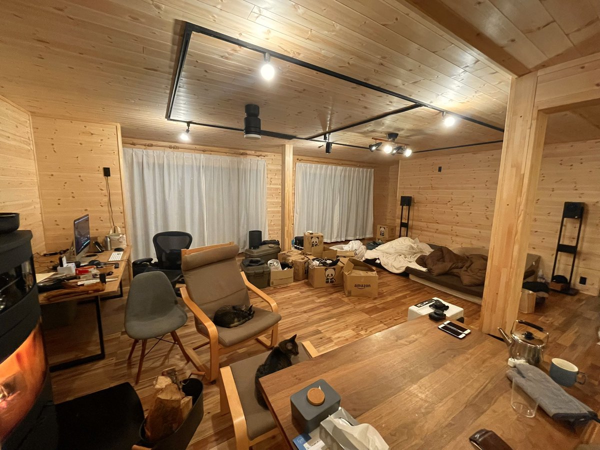 kannnonn's tweet image. 長野県の信濃町で100万円で買った古民家のリフォームが無事終わりまして、数日前から住み始めました。

でっかい薪ストーブと、とにかく広いリビングと、夫婦2人並んで快適に料理できるキッチンと、タイル張りのレトロなお風呂。やりたかったことが全部できた！！