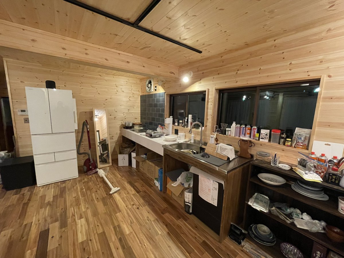 kannnonn's tweet image. 長野県の信濃町で100万円で買った古民家のリフォームが無事終わりまして、数日前から住み始めました。

でっかい薪ストーブと、とにかく広いリビングと、夫婦2人並んで快適に料理できるキッチンと、タイル張りのレトロなお風呂。やりたかったことが全部できた！！
