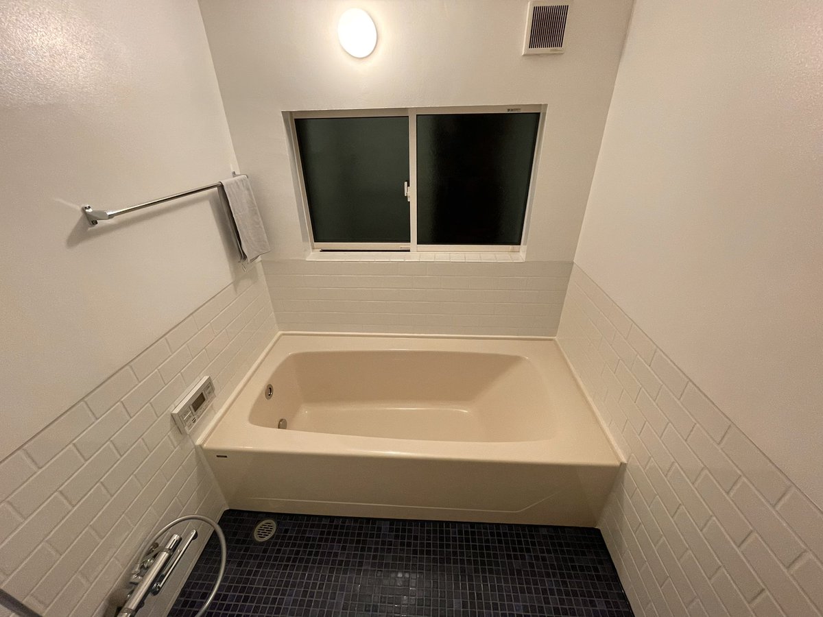 kannnonn's tweet image. 長野県の信濃町で100万円で買った古民家のリフォームが無事終わりまして、数日前から住み始めました。

でっかい薪ストーブと、とにかく広いリビングと、夫婦2人並んで快適に料理できるキッチンと、タイル張りのレトロなお風呂。やりたかったことが全部できた！！