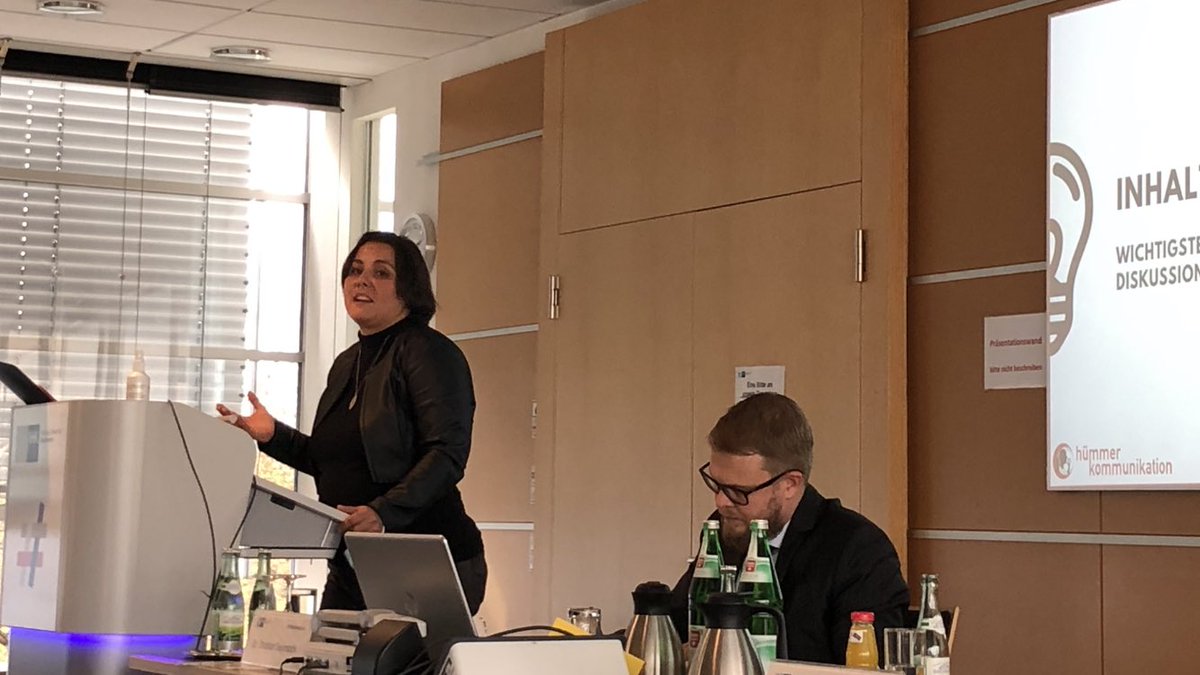 Es braucht #Herzblut für richtige #SocialMedia im #Einzelhandel. Rebecca Hümmer von <a href="/hue_kom/">hümmer kommunikation</a> zu Besuch beim Handelsausschuss der <a href="/IHK_Mainfranken/">IHK Würzburg-Schweinfurt</a>.