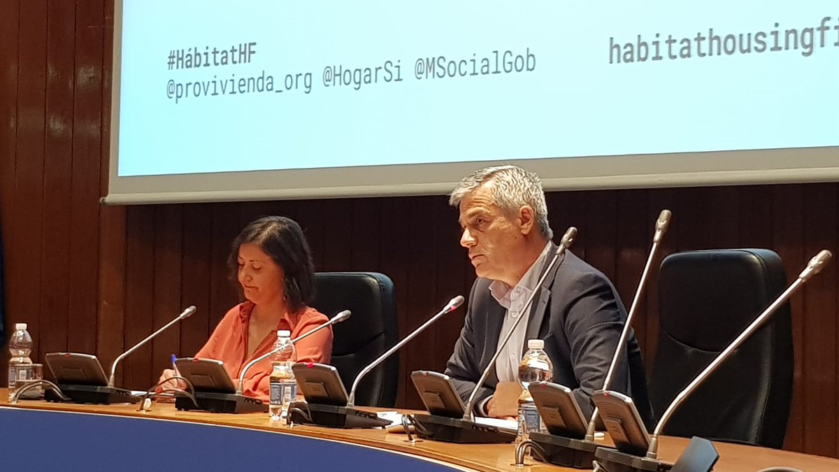 transportesgob's tweet photo. Para #MITMA, la vivienda es una prioridad para hacer frente a la exclusión residencial.🏘️
En el encuentro #HousingFirst como solución al #sinhogarismo en España, el SG de Agenda Urbana y Vivienda, @DavidLucas_P, ha destacado las medidas y programas de ayuda impulsados. #HabitatHF https://t.co/Ii03REE0g6