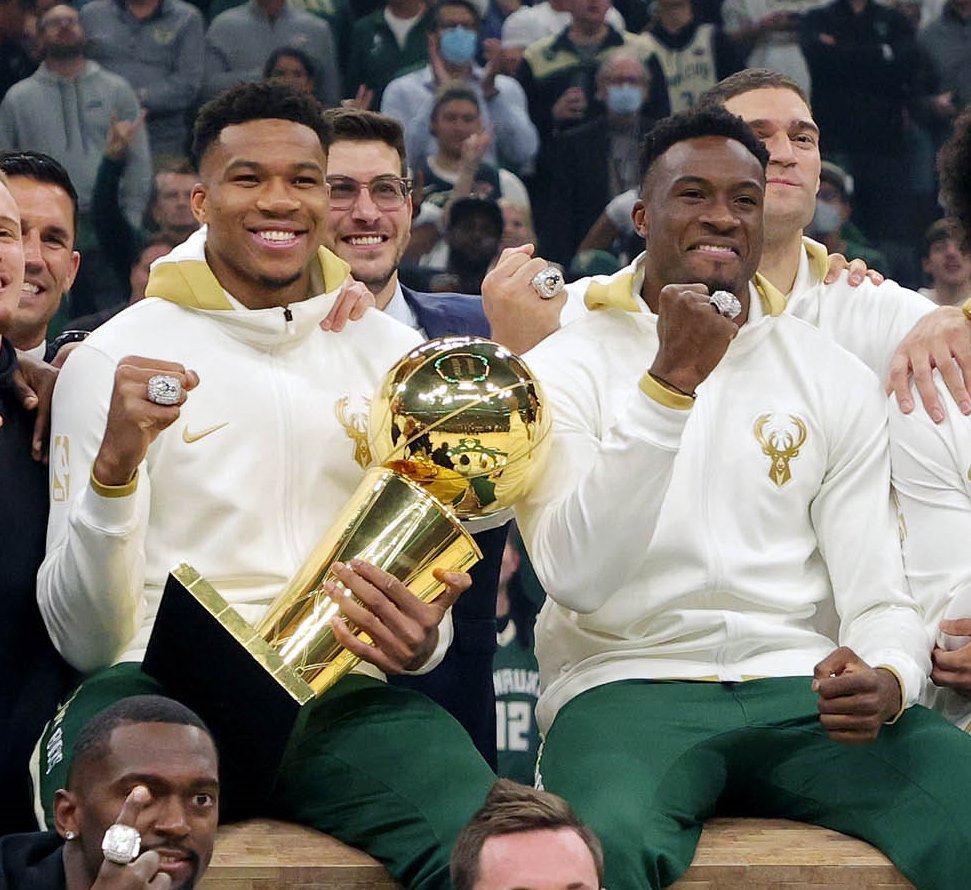 HellenicBF's tweet photo. Συγχαρητήρια @Giannis_An34 και @Thanasis_ante43  για το... πρώτο! #Champions #firstring #GreekFreak https://t.co/2tqz0H4w2E
