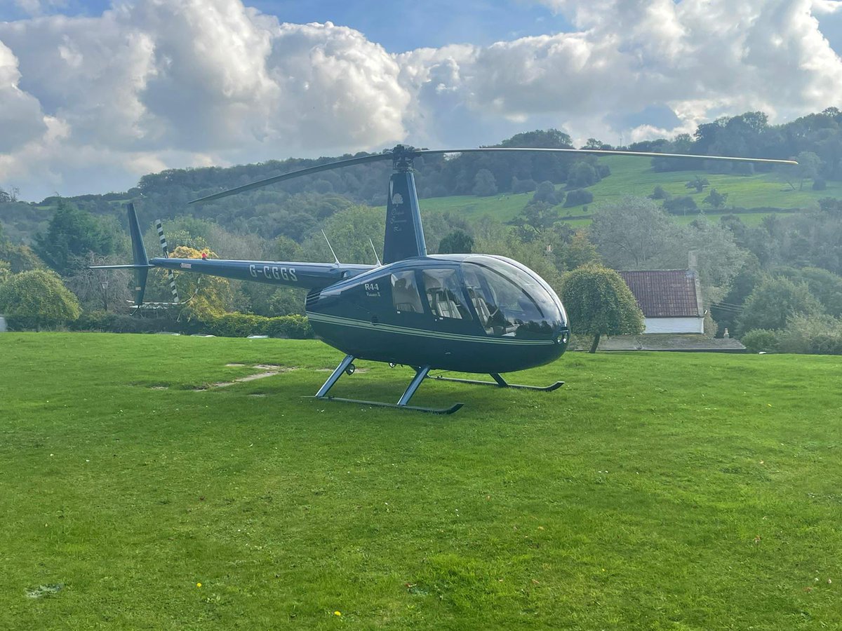 HeliflightUK's tweet photo. Some Self Fly hire to @Wheatsheaf_Bath at the weekend
#selffly #PPL #R44 https://t.co/PagitSwl4k