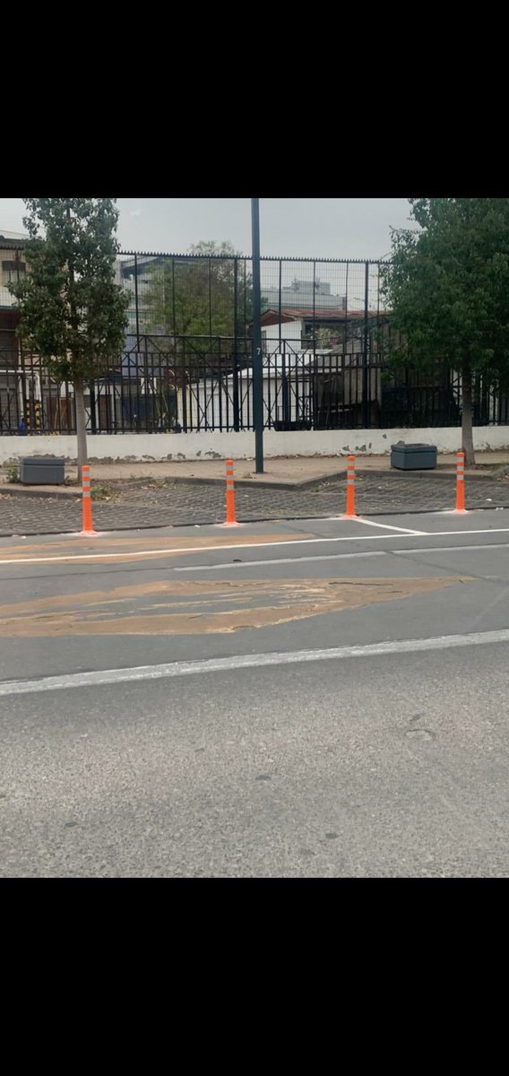 Barbarita_ugart's tweet photo. Cuál es la idea de bloquear los estacionamientos de monitor araucano de la @Muni_provi tía @evelynmatthei ?? Pasar parte a los apoderados? Pq a las 12 o el inspector ya está de punto fijo ahí 🙄🙄🙄 https://t.co/P2Meha4z4i
