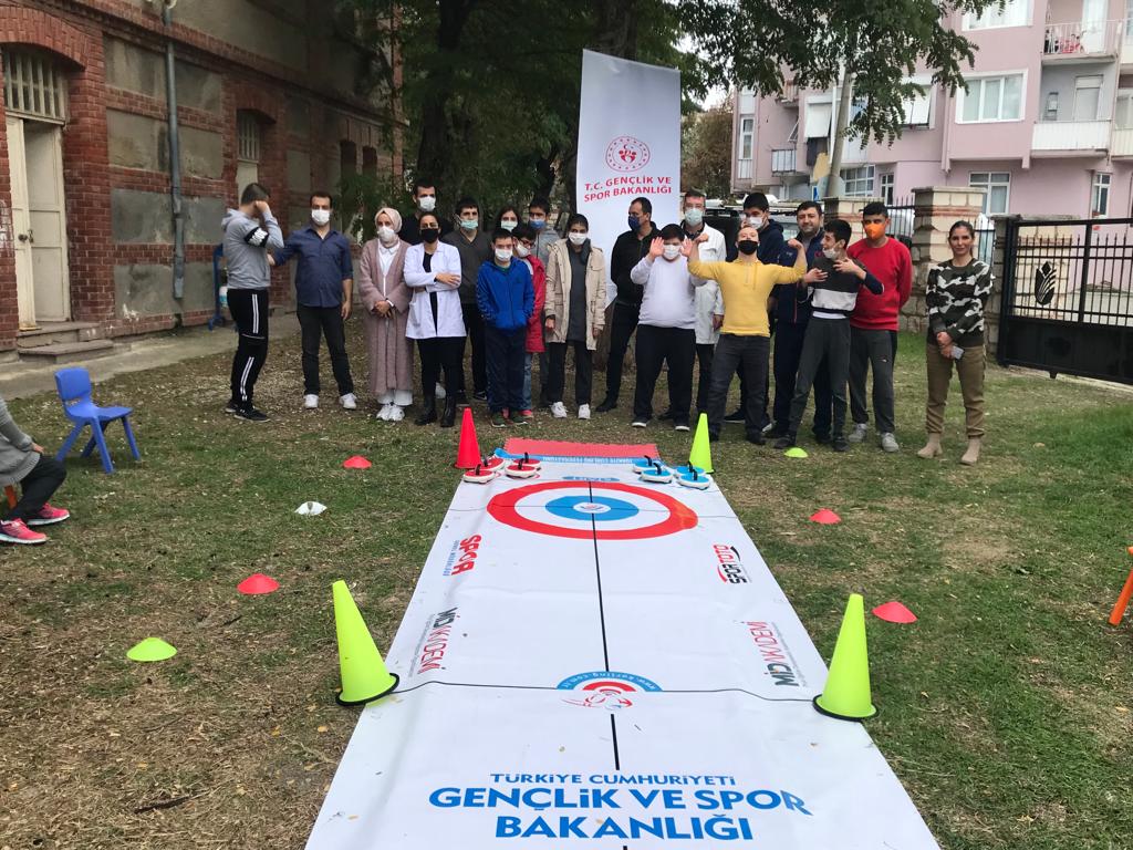 🇹🇷🥌#MUTLUÇARŞAMBA🥌🇹🇷

<a href="/gencliksporbak/">Gençlik ve Spor Bakanlığı 🇹🇷</a>'anlığımız projelerinden MutluÇarşamba projesi kapsamında özel sporcularımızın sosyalleşmelerine ve hayata adapte olabilmelerine katkı sağlamak amacıyla #floorcurling faaliyeti gerçekleştirildi.

<a href="/GSB_Istanbul/">İstanbul Gençlik ve Spor İl Müdürlüğü</a>
<a href="/burhanhco/">Prof.Dr.Burhanettin Hacıcaferoğlu</a>
📍#BÜYÜKÇEKMECE GSİM