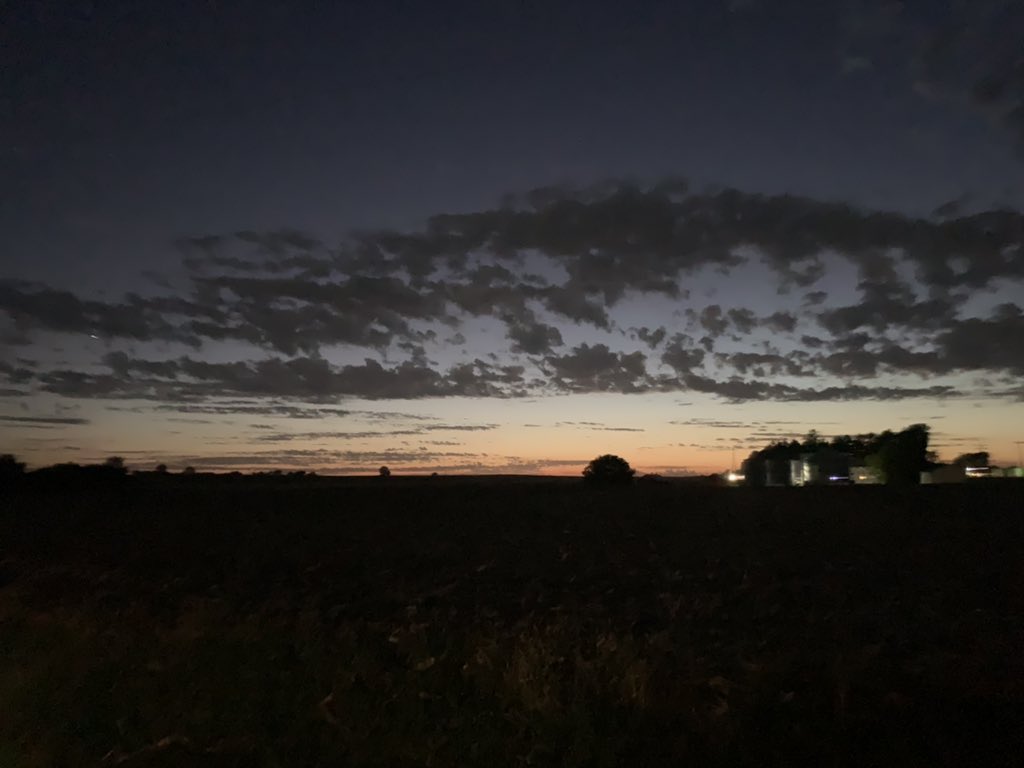 A Harvest moon and a harvest sunset - can’t beat it 🌽 

#godscountry #harvestmoon #Harvest2021