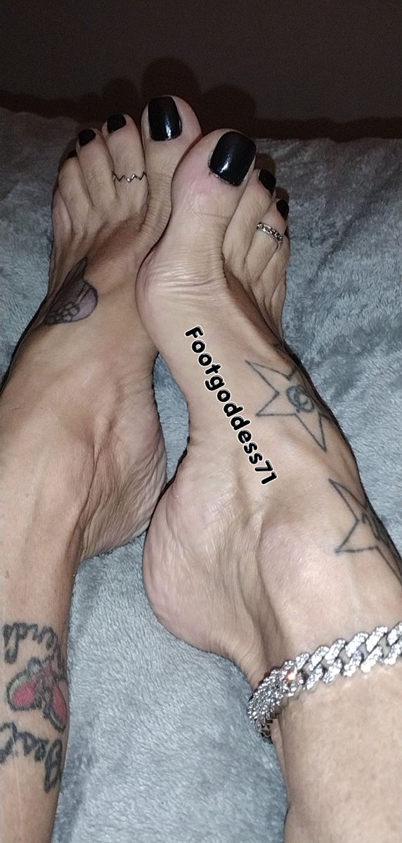 FGoddess71's tweet photo. #footgagging #feetdom #toes #soles https://t.co/yQZxAFp55m