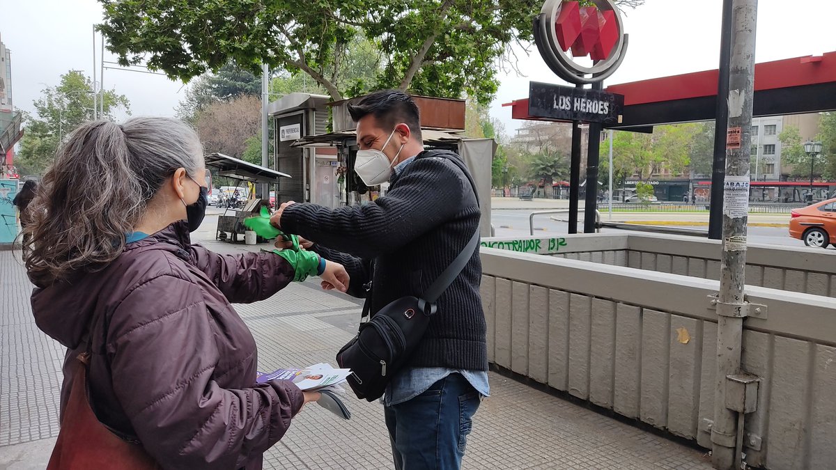 AhumadaCTC's tweet photo. 🚇 Hoy estuvimos a primera hr entregando volantes en la estación de Metro Los Héroes en #Santiago. Gran interés y recepción x parte de l@s transeúntes y vecin@s, seguimos en distintas partes de la comuna y todo el #Distrito10. Trabajador@s al parlamento💪🏽 #ManuelAhumada #Diputado https://t.co/BhLfeJelVM