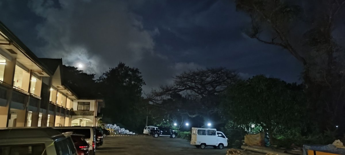 doray76's tweet photo. Ngayon lang uli ginabi sa campus.✊ https://t.co/3dXeRhjzvb