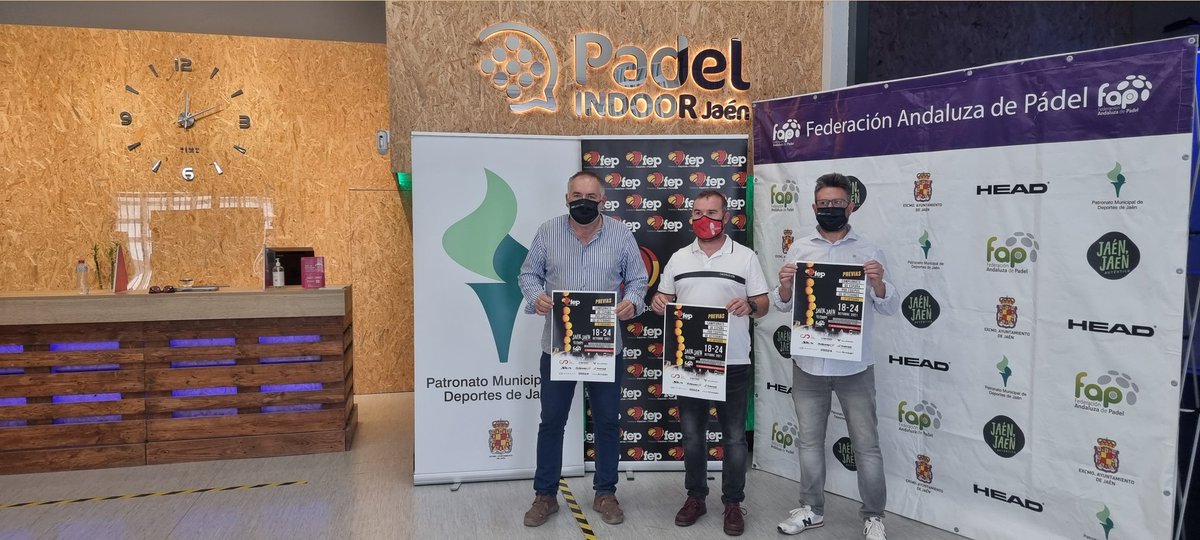 Ayer se presentó en nuestras instalaciones la fase previa del Campeonato de España por equipos Veteranos, que se disputará los días 22 y 23 de Octubre.
Al acto asistieron Carlos Alberca, concejal de Deportes del Excmo. Ayto. Jaén y Miguel Ligero, delegado de la FAP en Jaén.