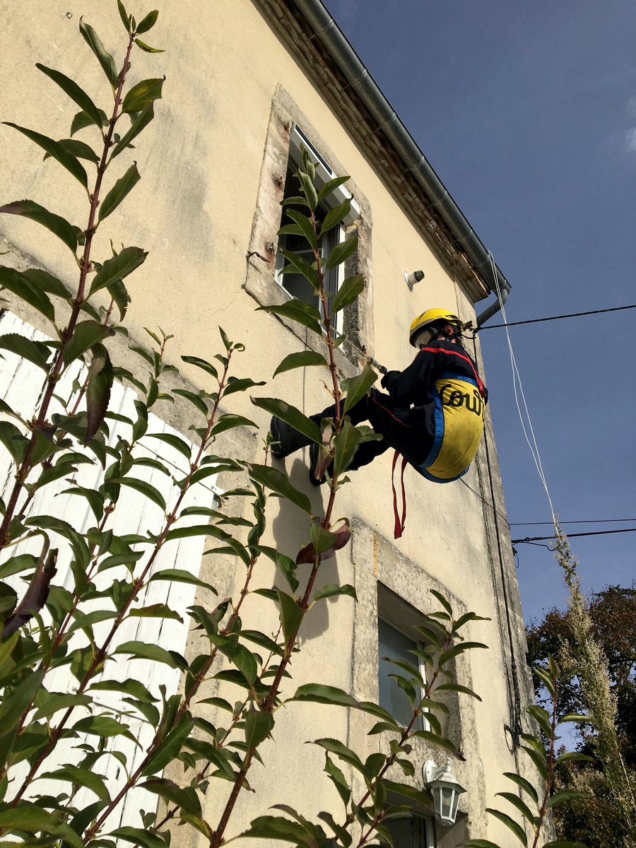PompiersDuLot's tweet photo. Les @PompiersDuLot en formation d'équipier #PromptSecours du 11 au 16-10 à #Lalbenque.
https://t.co/sRjiZG9Z2T https://t.co/TLKAyNC0aH