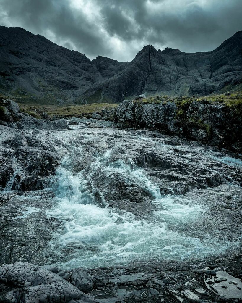 The moody view at the fairy pools! 

One to definitely visit and no a straining walk either, Isle of Skye was a true wonder that I will have to be visiting again! 

Happy Hump Day!

#hellofrom #banging #scotland #mountains #excellent_britain #opticalwanders #landscapesonly #…