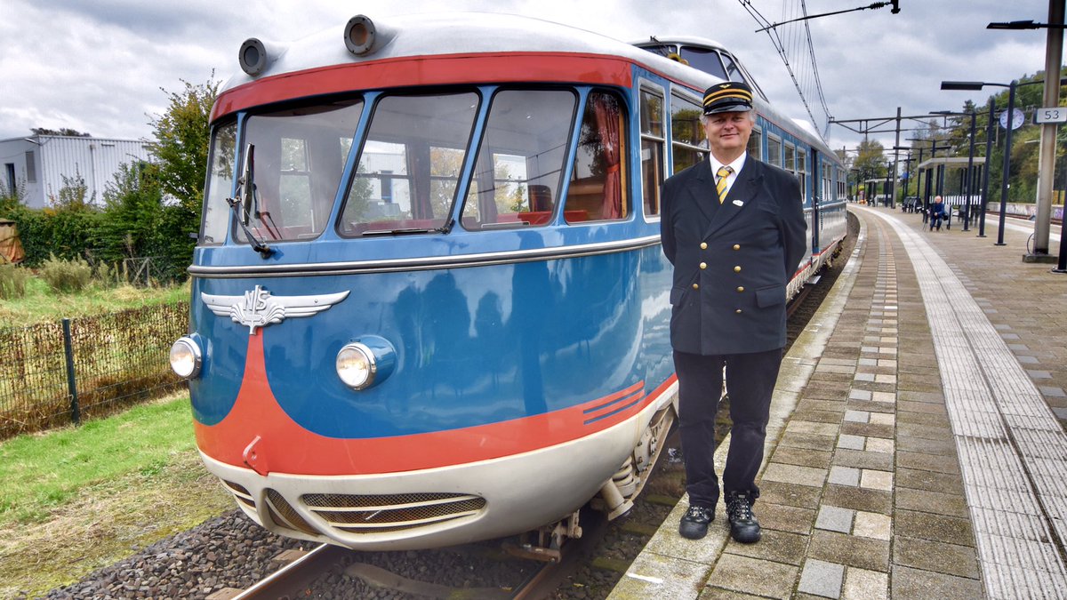 RJLeerink's tweet photo. Een opvallend treinstel op het station van Olst. De Kameel is de bijnaam van het Nederlandse dieselelektrisch motorrijtuig NS 20, dat in 1954 is gebouwd als directierijtuig voor de Nederlandse Spoorwegen. Het maakte vandaag vanaf Utrecht een ritje naar Zwolle en weer retour. https://t.co/iA5WaJQH9o